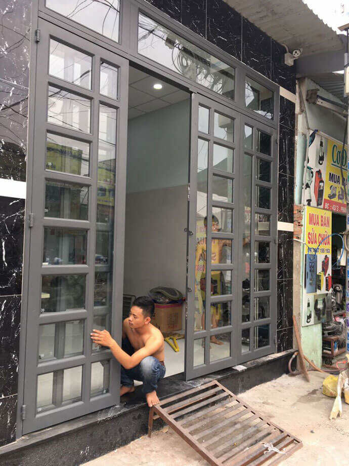 Mẫu cửa sắt kính 4 cánh sơn màu ghi sáng tại Ahadoor