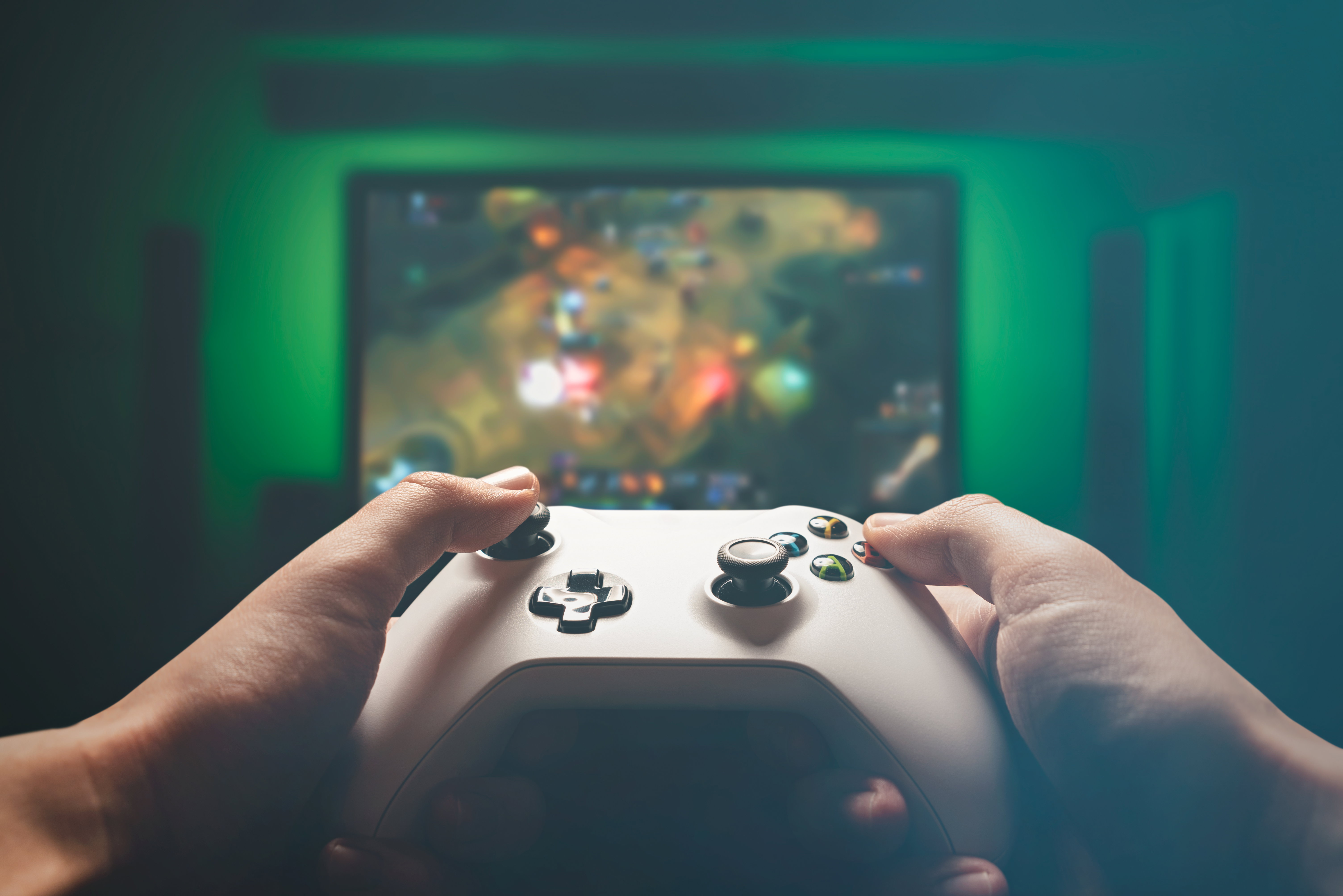 photo personne jouant a la xbox