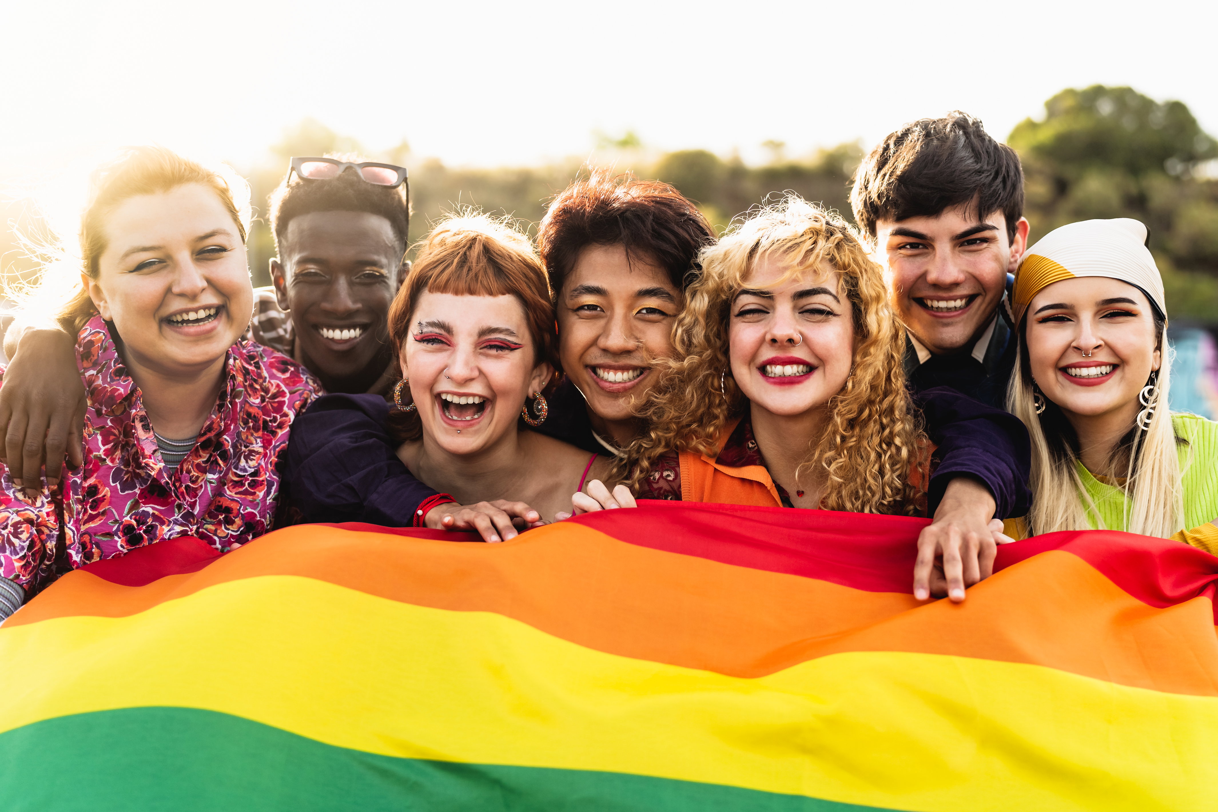 personnes lgbt portant le drapeau
