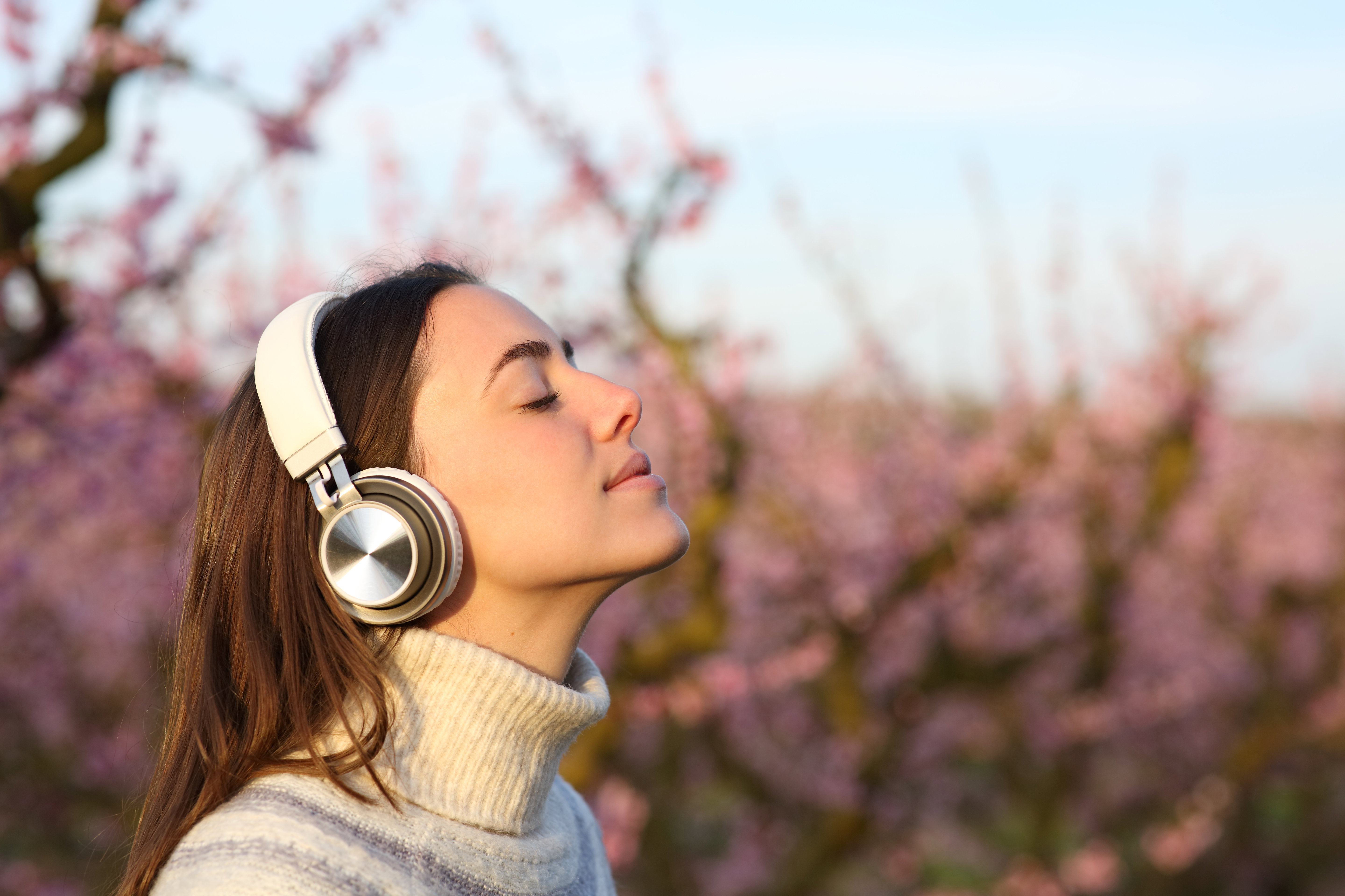femme écoutant une musique avec son casque audio