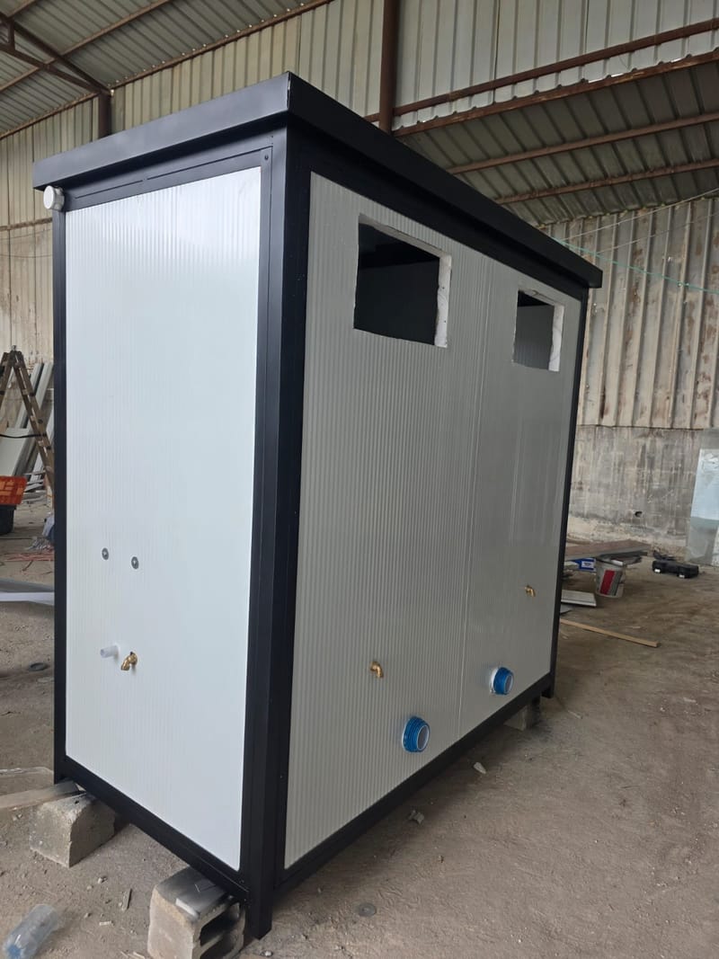 מבנה שירותים נייד כפול