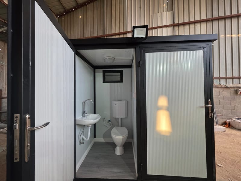 מבנה שירותים נייד כפול