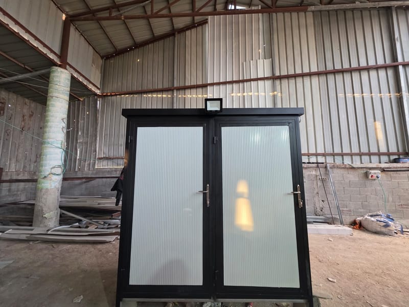 מבנה שירותים נייד כפול