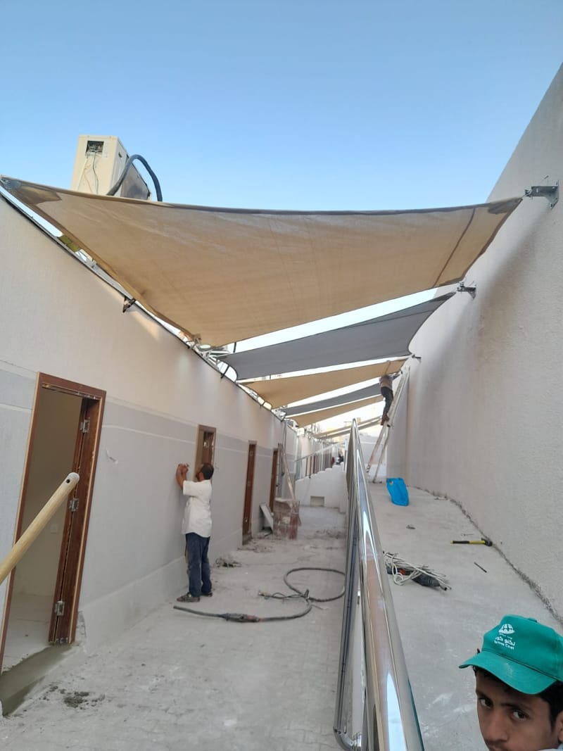 تركيب عوازل وأسقف وجدران