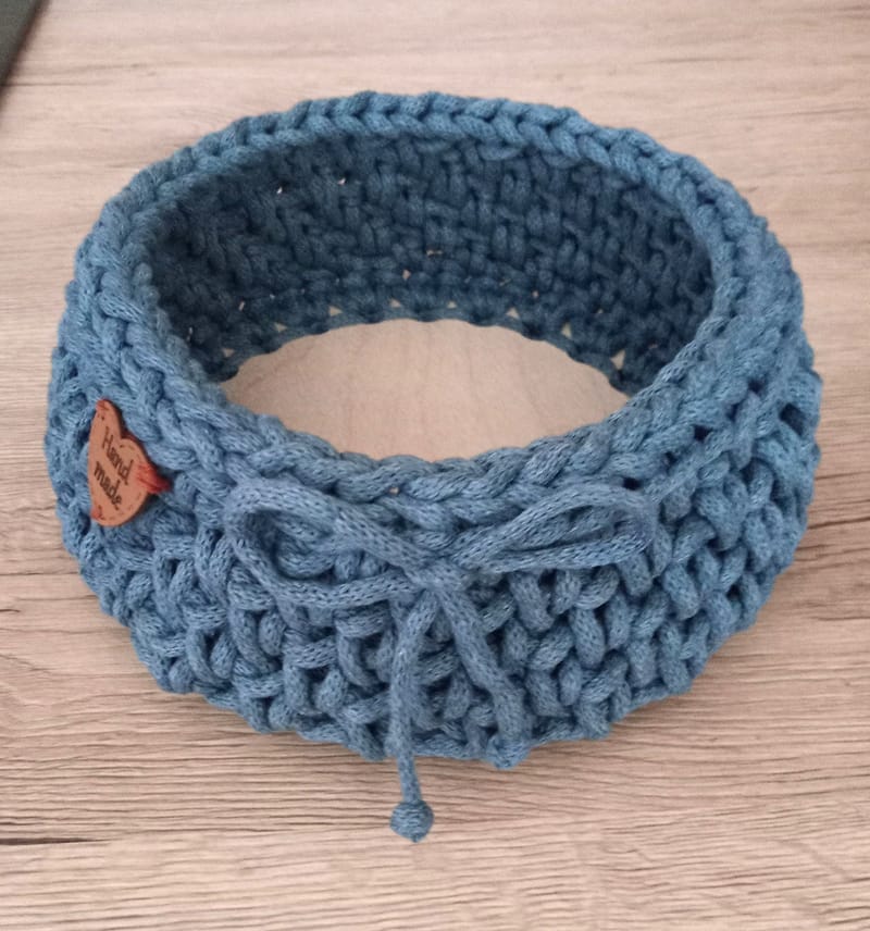 Round with wooden bottom