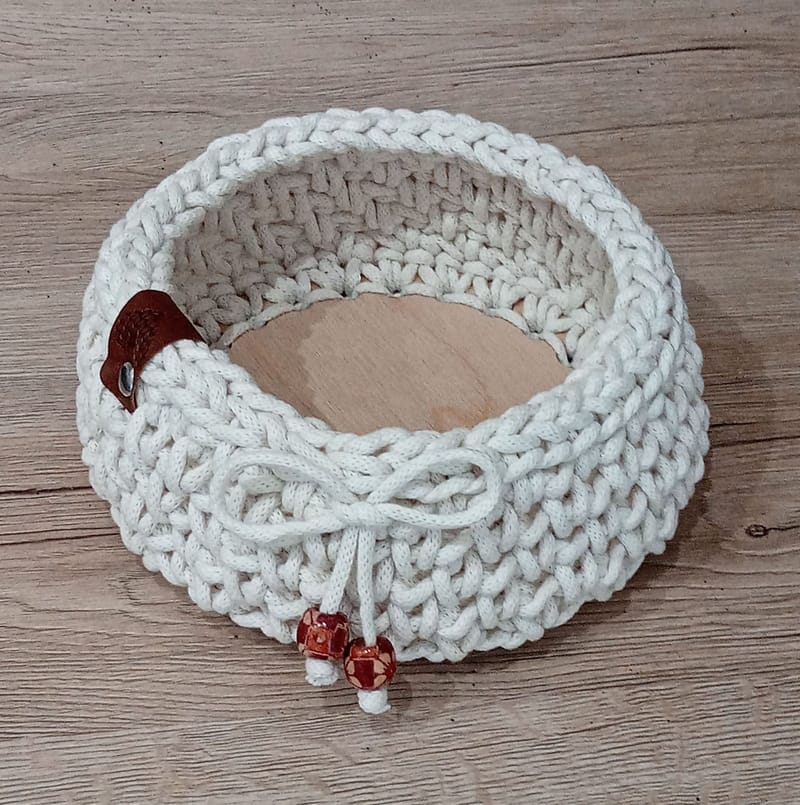 Round with wooden bottom