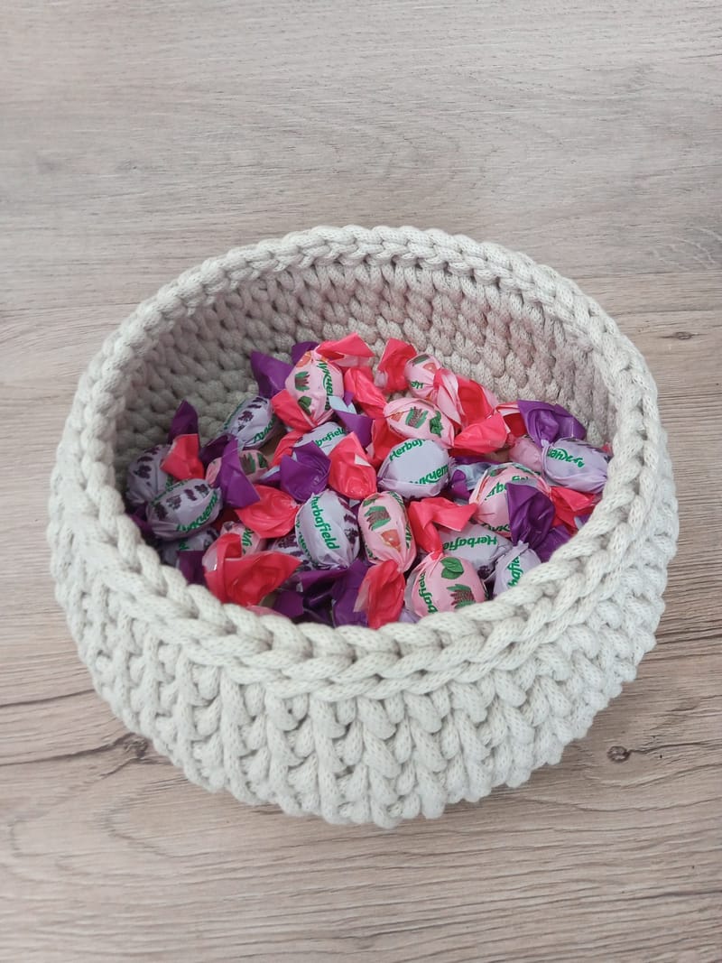 Round with wooden bottom