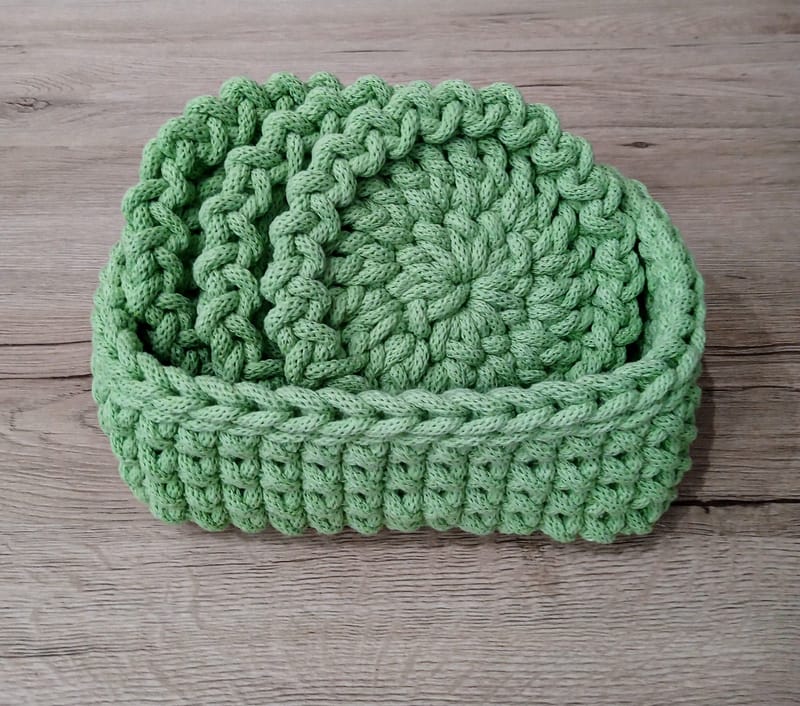 Set with 4 coasters and small storage basket