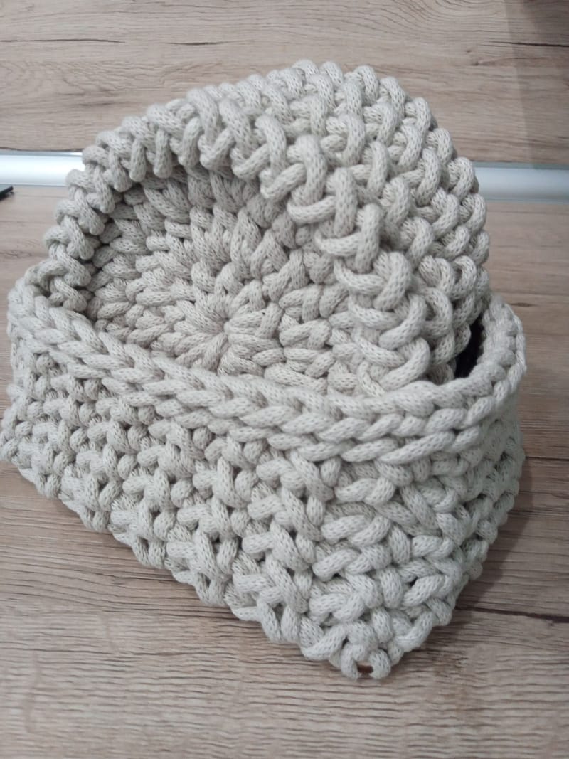 Set with 4 coasters and small storage basket