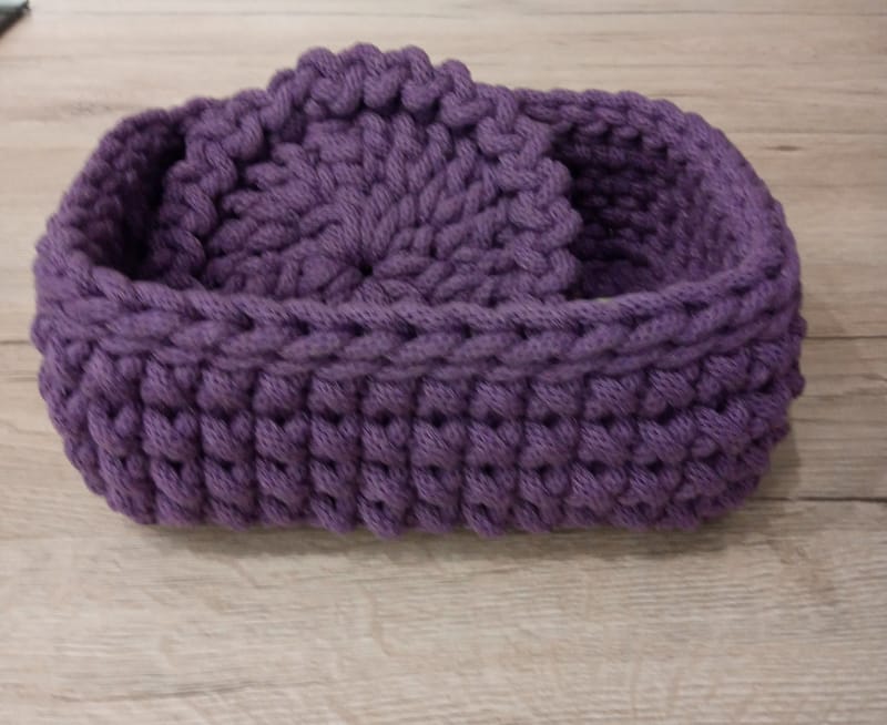 Set with 4 coasters and small storage basket