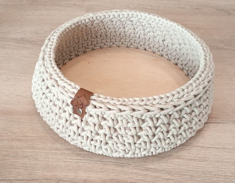 Round with wooden bottom