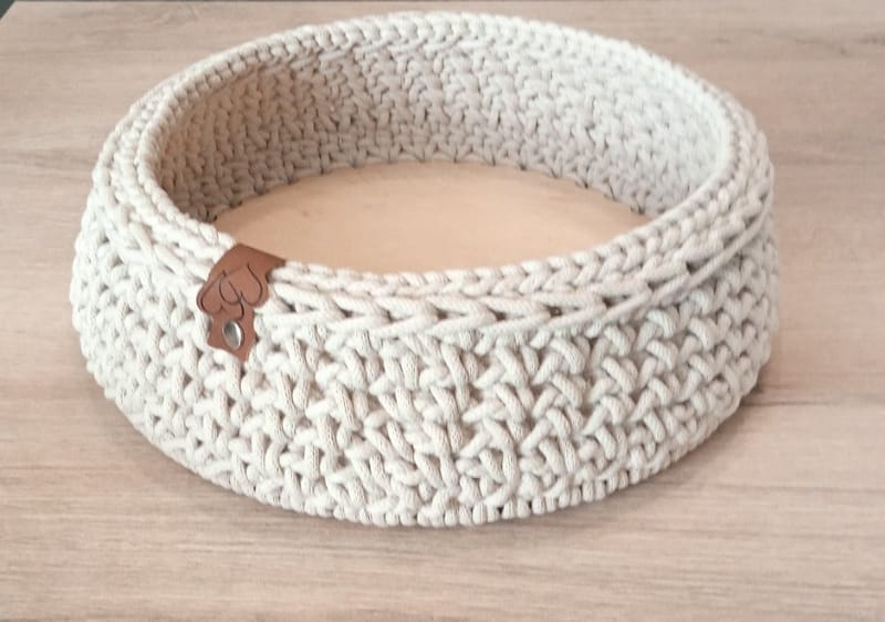 Round with wooden bottom