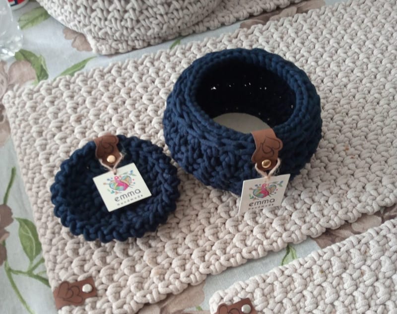 Set with 4 coasters and small storage basket