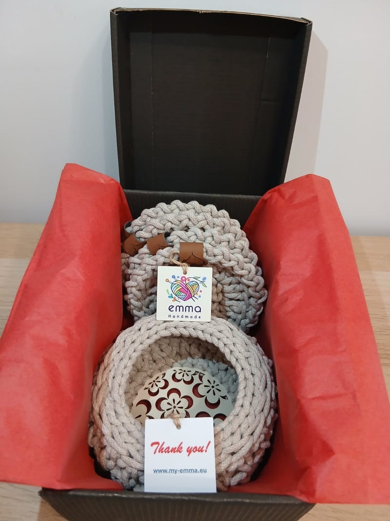 Set with 4 coasters and small storage basket