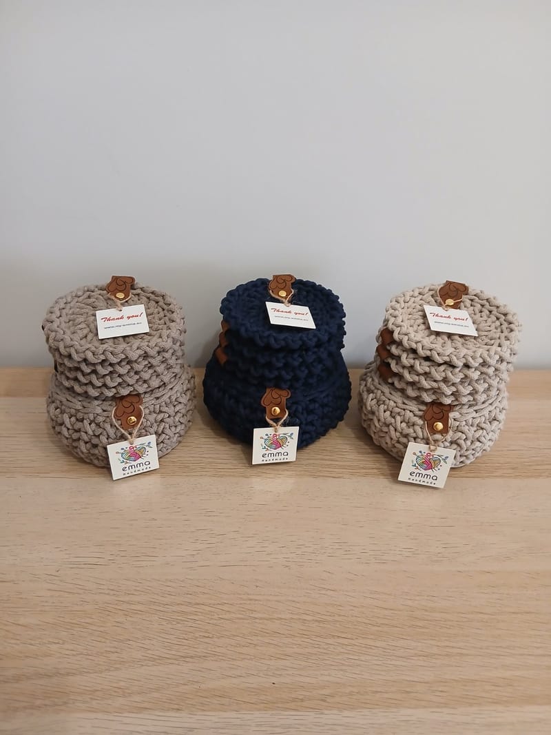 Set with 4 coasters and small storage basket