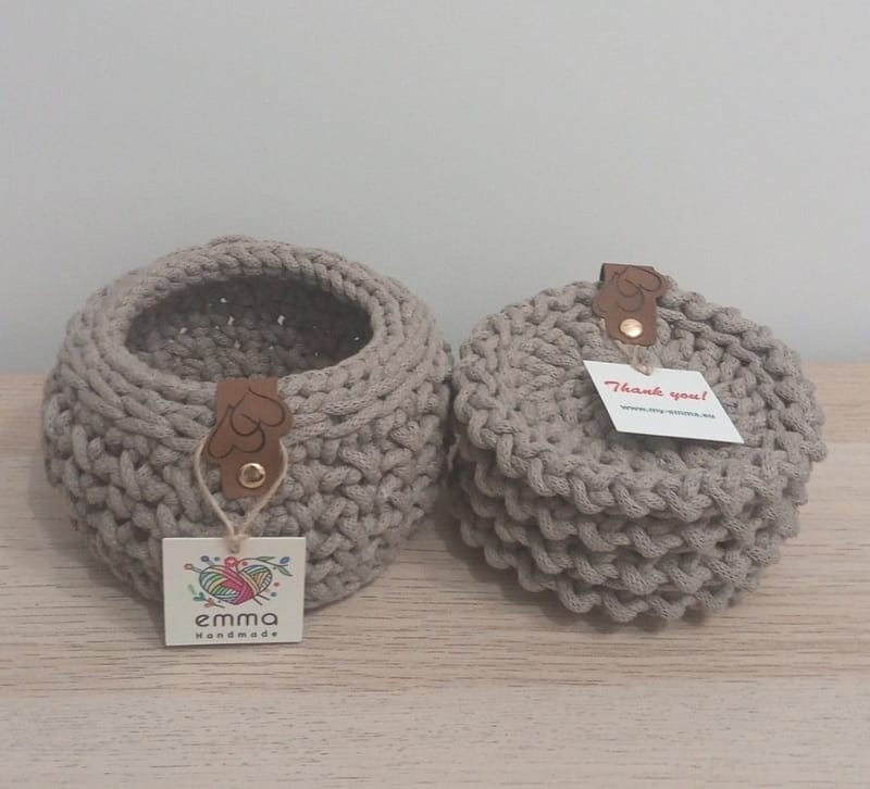 Set with 4 coasters and small storage basket