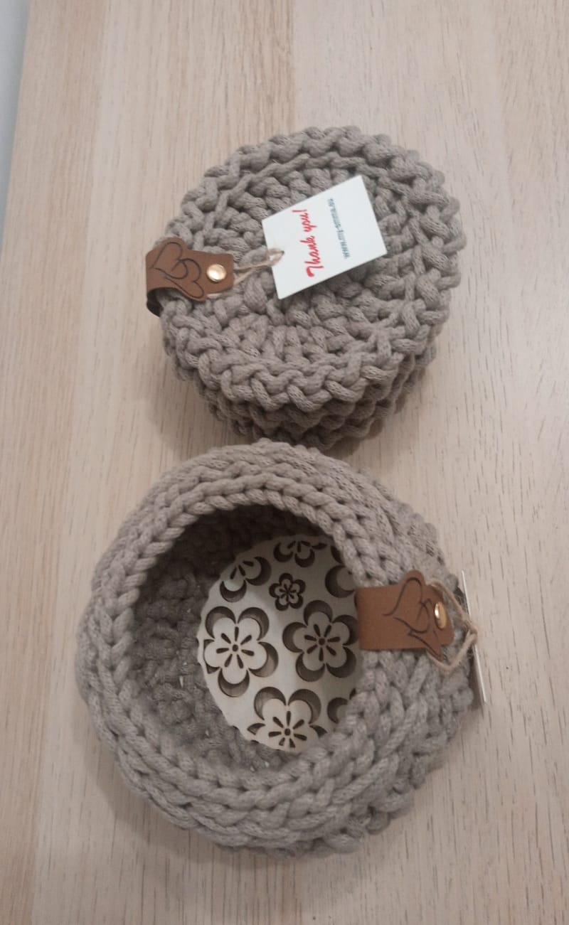Set with 4 coasters and small storage basket