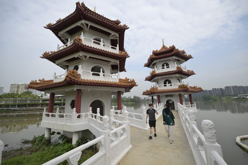 Twin_Pagoda Chinese Garden & Japanese Garden Singapore