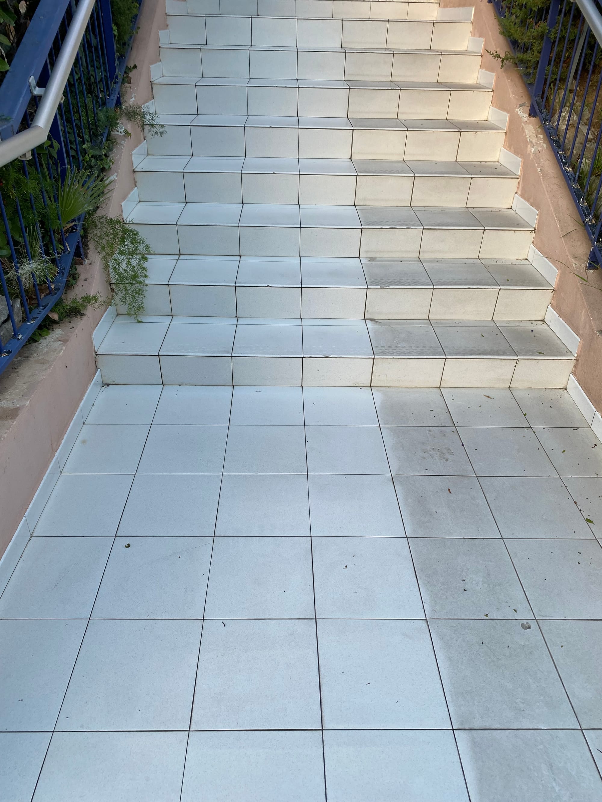 Décapage parvis copropriété