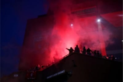 Αγαλλίαση καθώς η Λίβερπουλ κέρδισε την Πρέμιερ Λιγκ για να τερματίσει την αναμονή των 30 ετών.