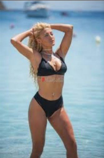 Ιωάννα Τούνη: Ταράζει τα νερά σε παραλία του Αγίου Νικολάου.