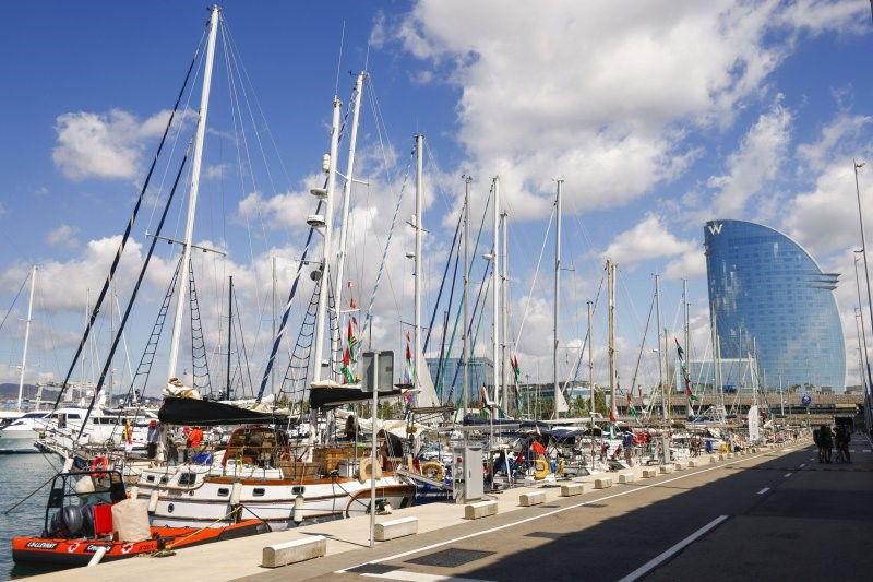 Μερικά από τα 20 πλοία που ύψωσαν την παλαιστινιακή σημαία αγκυροβολούν στο λιμάνι της Βαρκελώνης