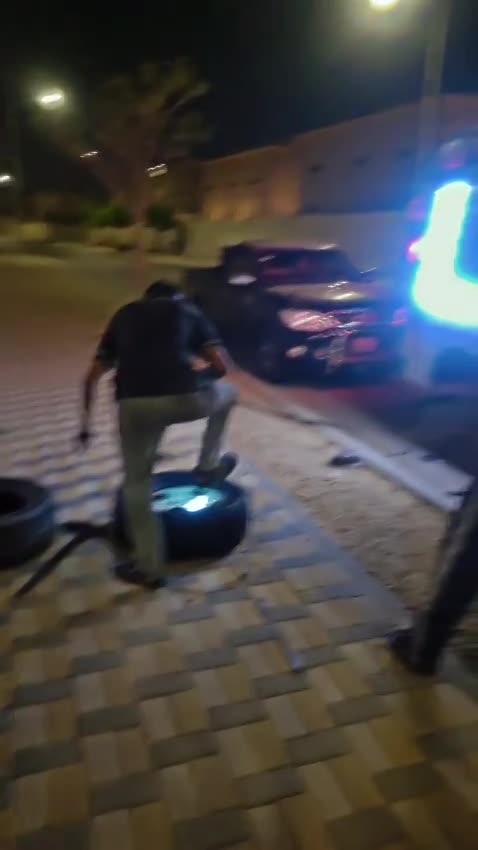 عامل  معطل في طريق الجبيل 