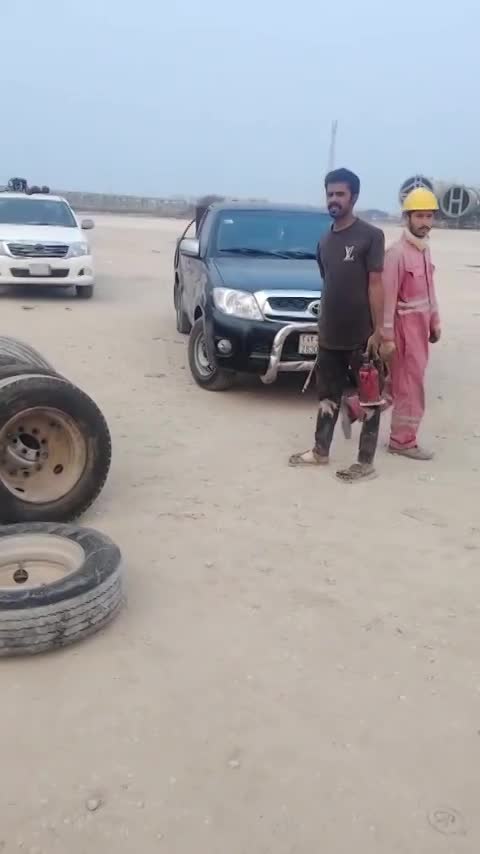 اطول شاحنة تم تغير لها كفرات في الجبيل 
