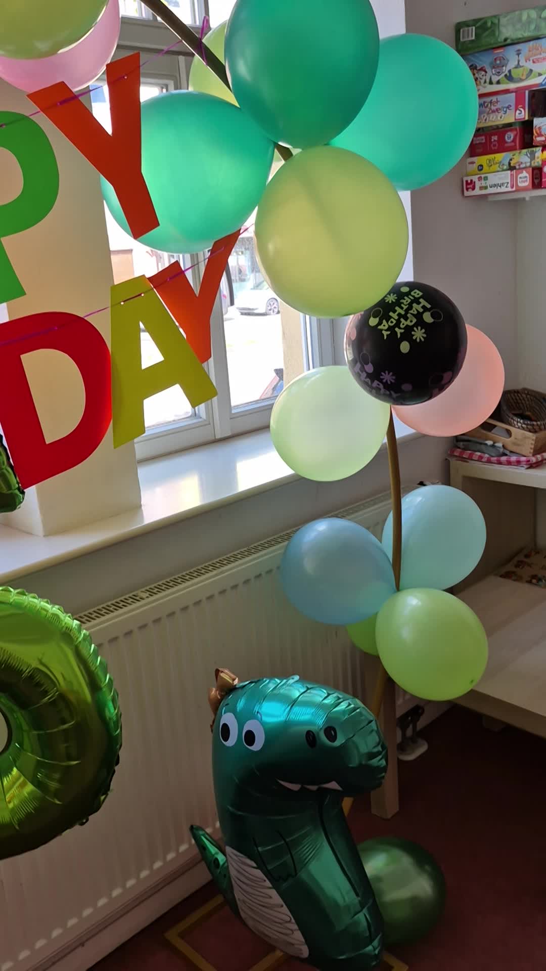 Thema "Dino-Neon-Geburtstag"
