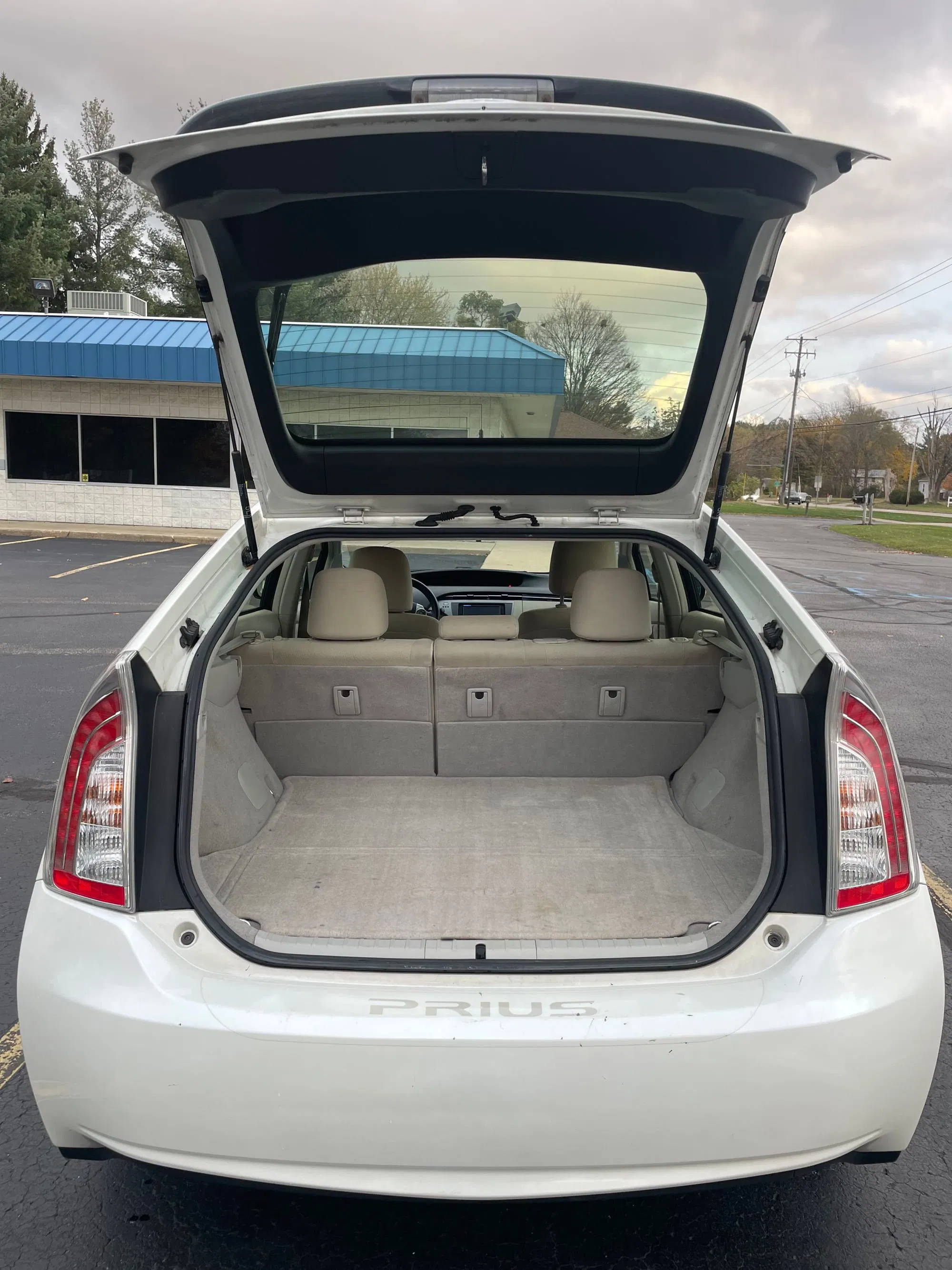 Open hatch and trunk space