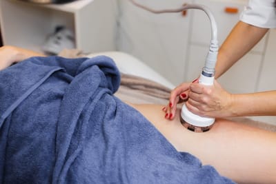 How Laser Liposuction in Riyadh Targets Fat Without Surgery