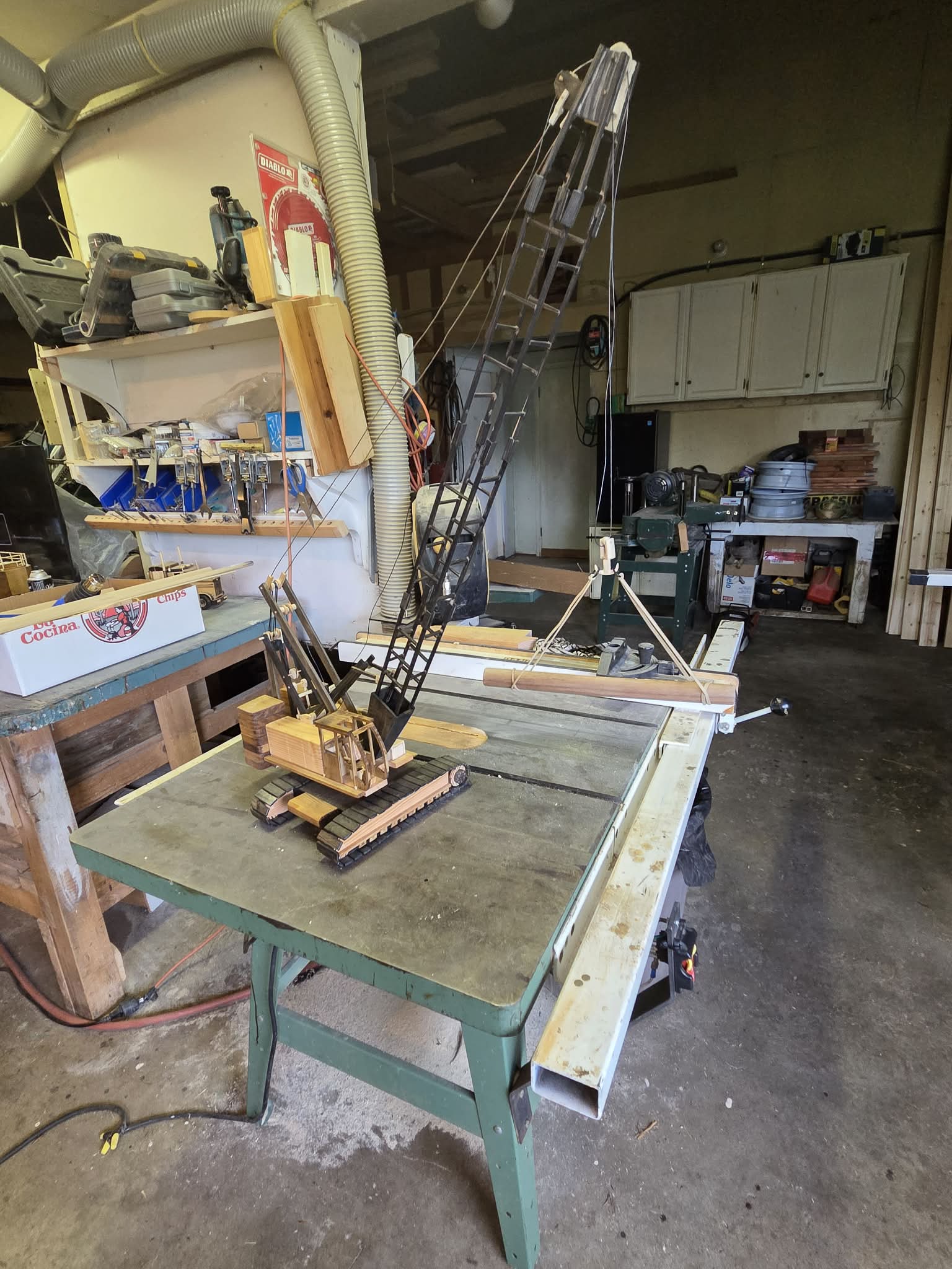 Lattice-boom crawler crane model