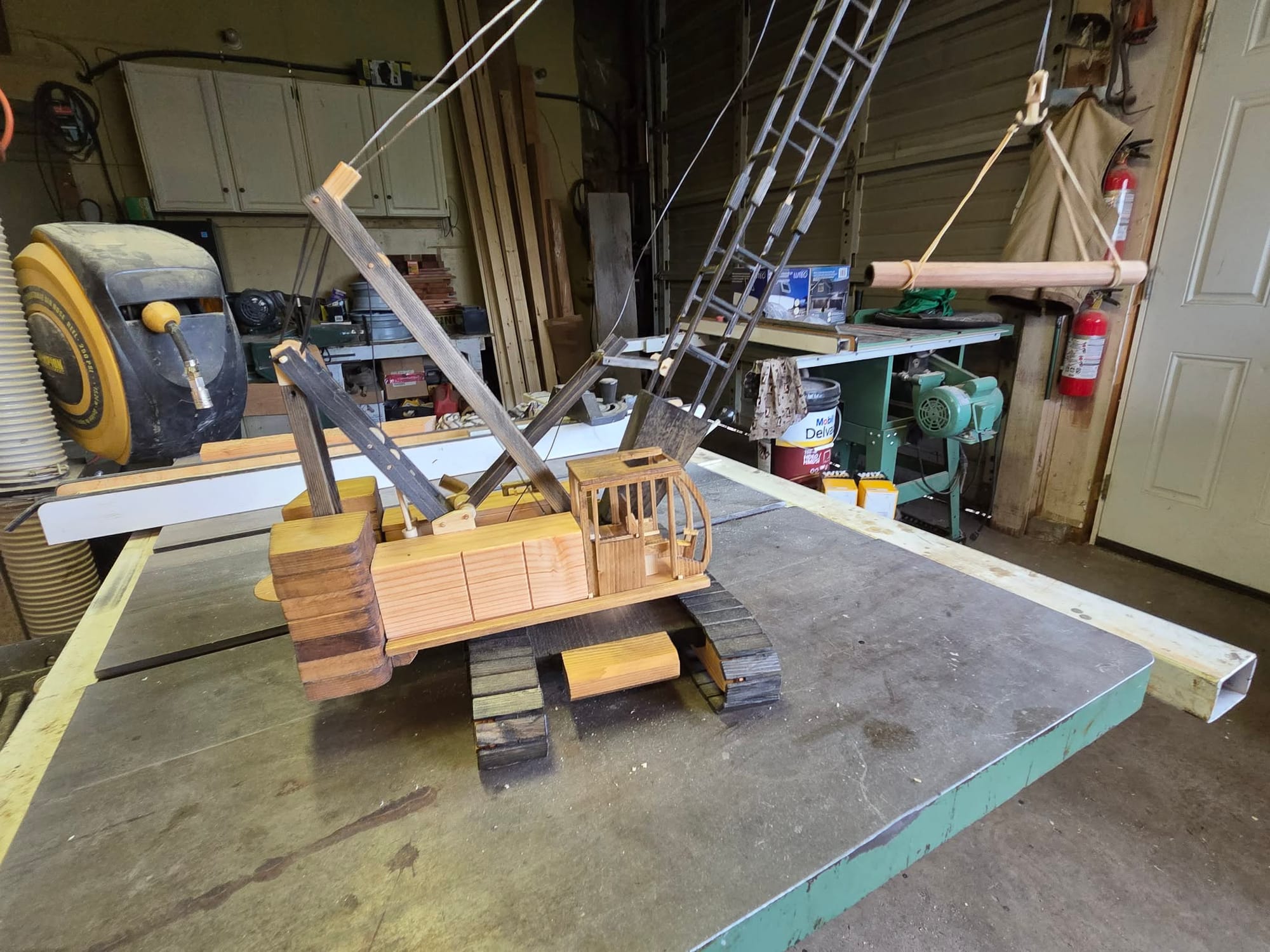 Lattice-boom crawler crane model