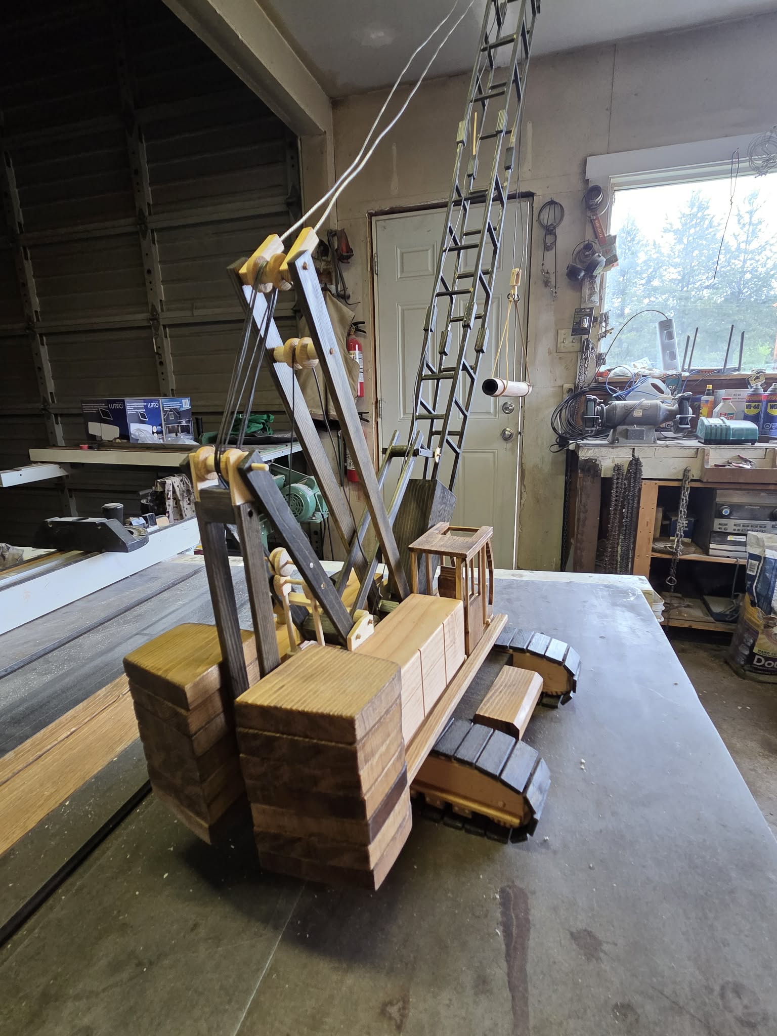 Lattice-boom crawler crane model