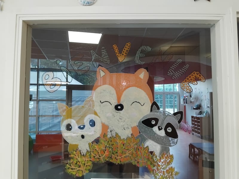 Décorations sur vitre dans une crèche