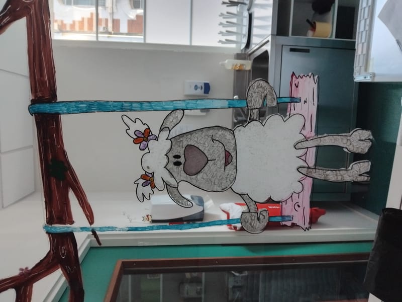 Décorations sur vitre dans une crèche