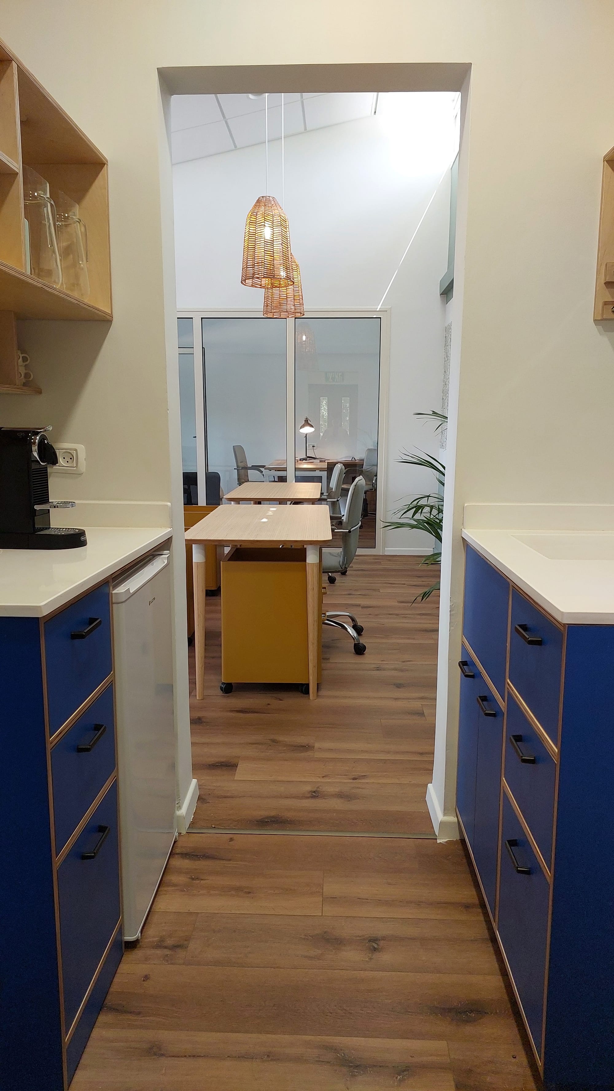 אתגר האתגרים- יצירת מטבחון עם מינימום שבירת קירות, משרדי IVN