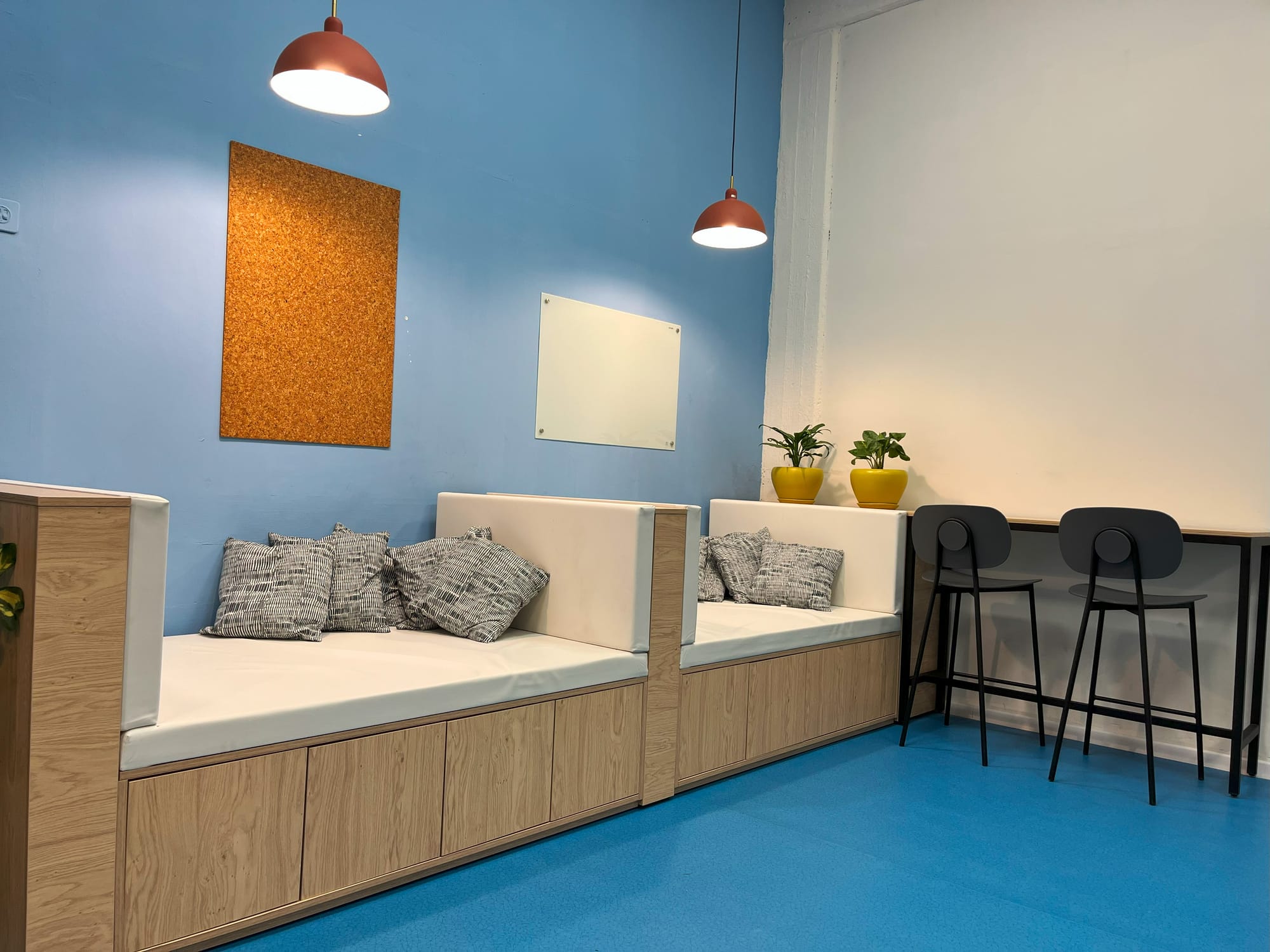 ספסל רב תכליתי כולל אחסון בשילוב שולחן בר, מגמת מידע ונתונים, תיכון נשר