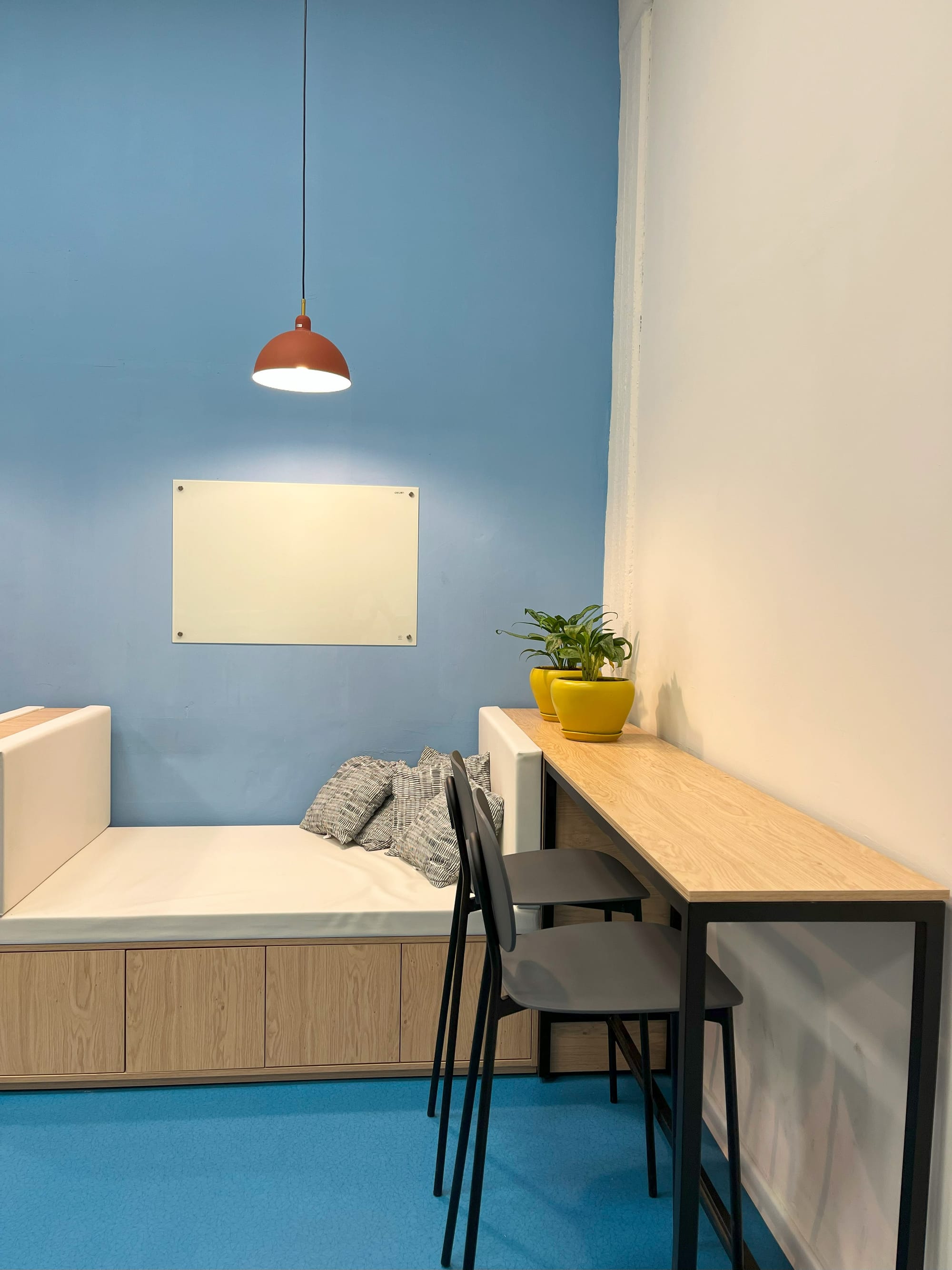 שולחן בר צמוד לספסל רב תכליתי, מגמת מידע ונתונים, תיכון נשר