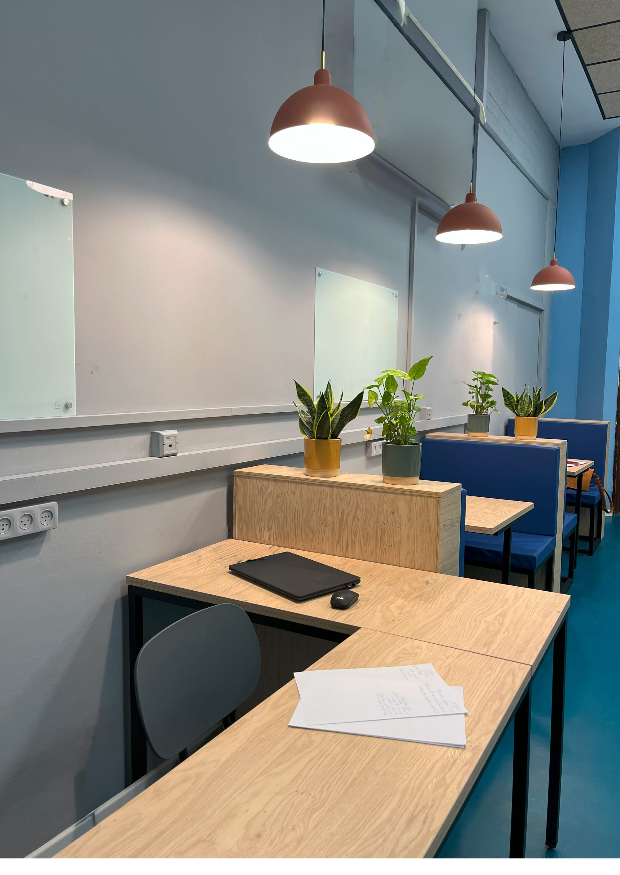 שולחן מורה, צופה אל מרחב הלמידה ופנוי לארוח, מגמת מידע ונתונים, תיכון נשר