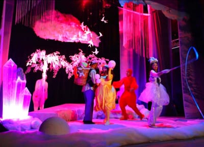 خنشلة: مسرحية “ثلجون رجل الثلج الأحمر” تمتع الأطفال بدار الثقافة علي سوايحي