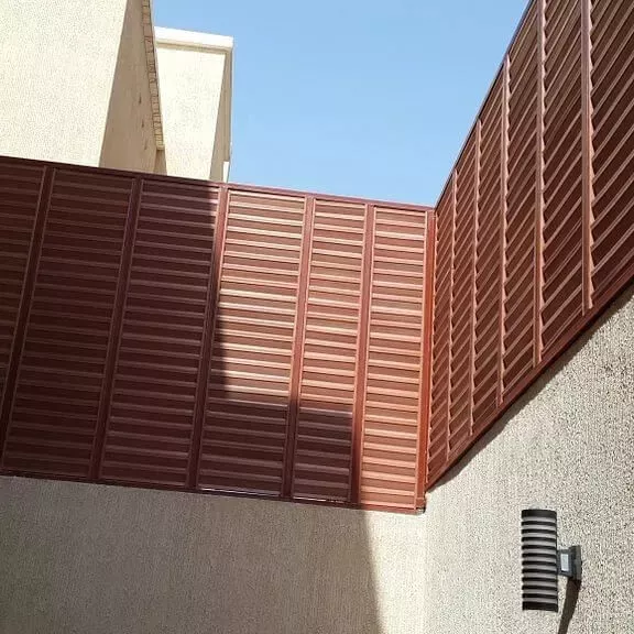سواتر الرياض – أفضل أنواع السواتر الحديد والخشب واللكسان مع تركيب احترافي