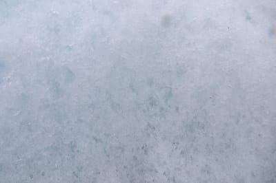 تراكم الثلج بكثافة في الفريزر