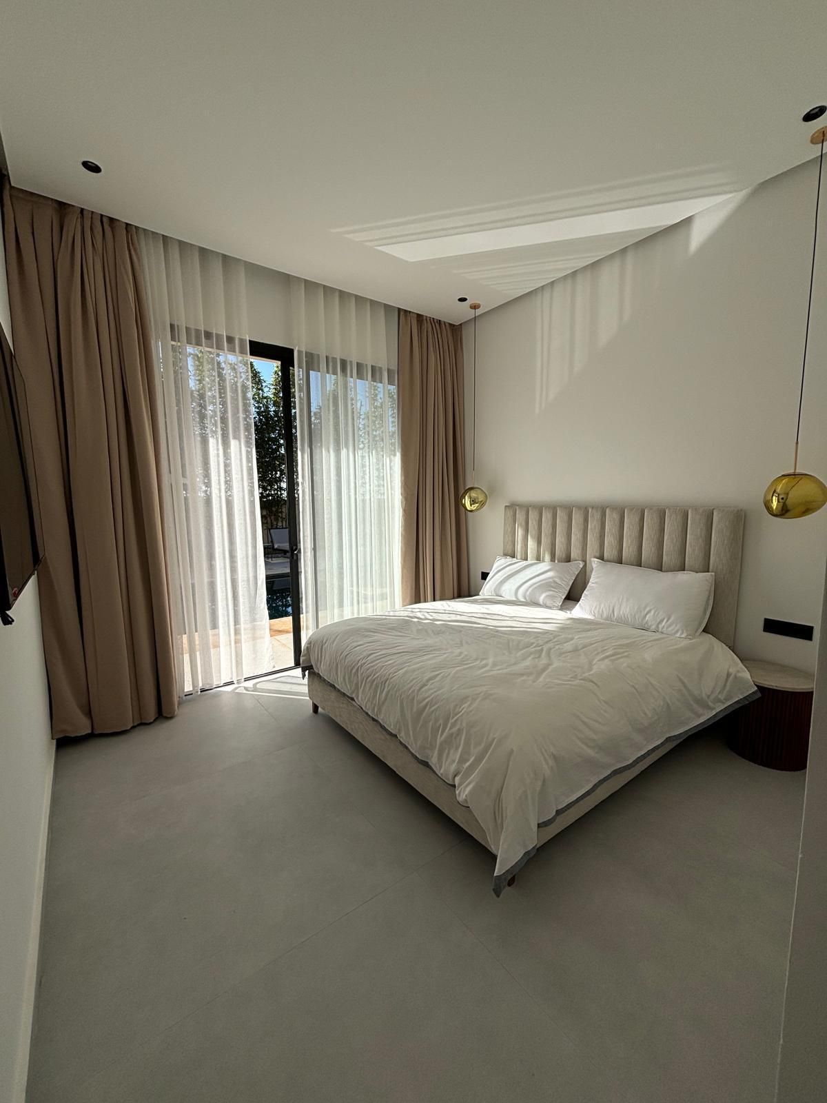 Chambre lumineuse avec accès terrasse