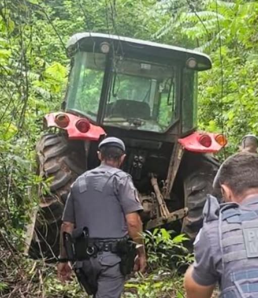 POLICIAIS MILITARES RECUPERAM TRATOR ROUBADO