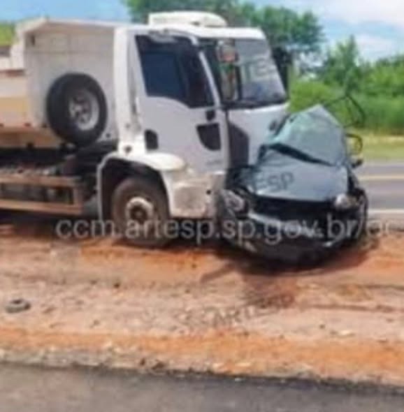 COLISÃO ENTRE CAMINHÃO E  UM CARRO DEIXOU UMA VÍTIMA FATAL