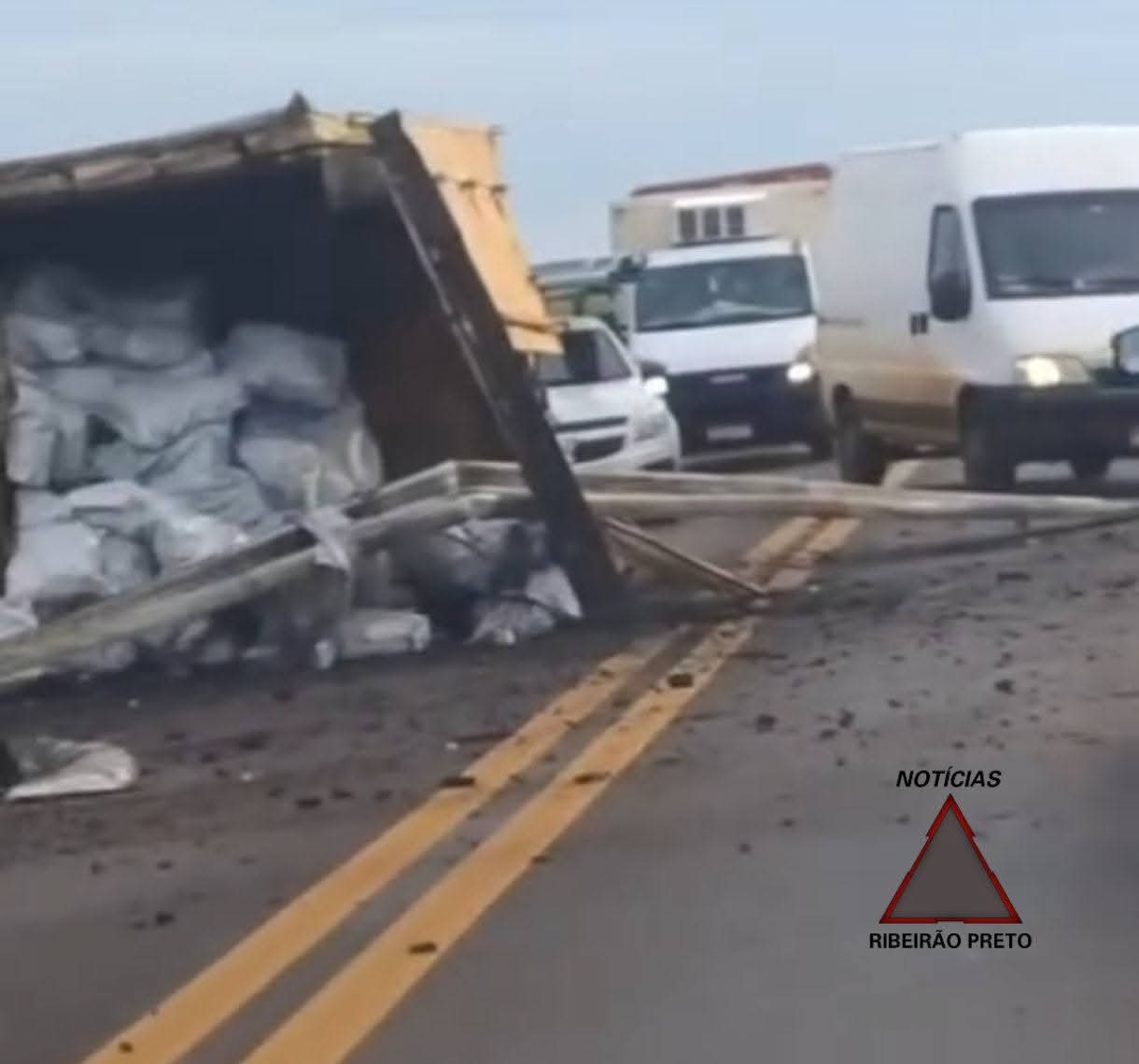 CAMINHÃO CARREGADO COM CARVÃO SE ENVOLVEU EM ACIDENTE