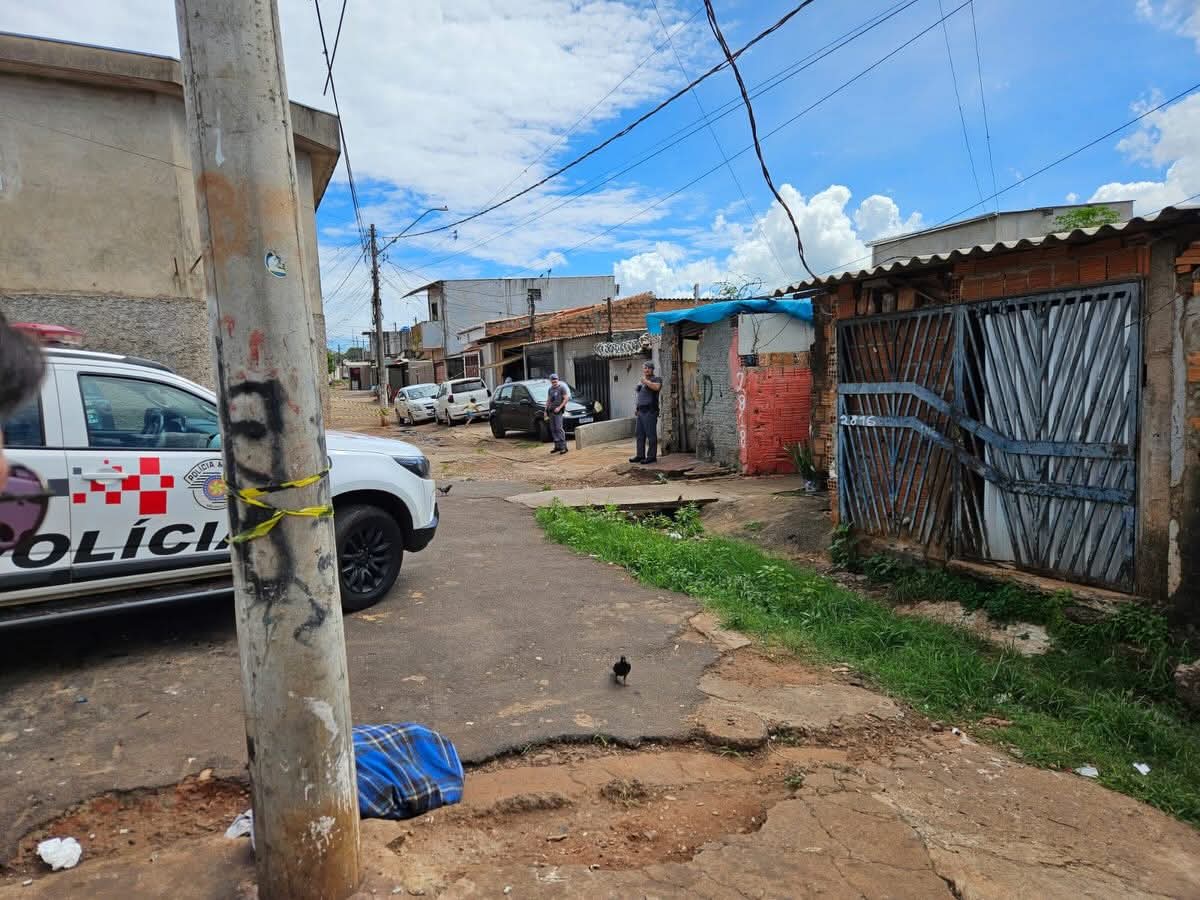 MELIANTE ROUBA CARRO, TROCA TIROS COM A PM E MORRE