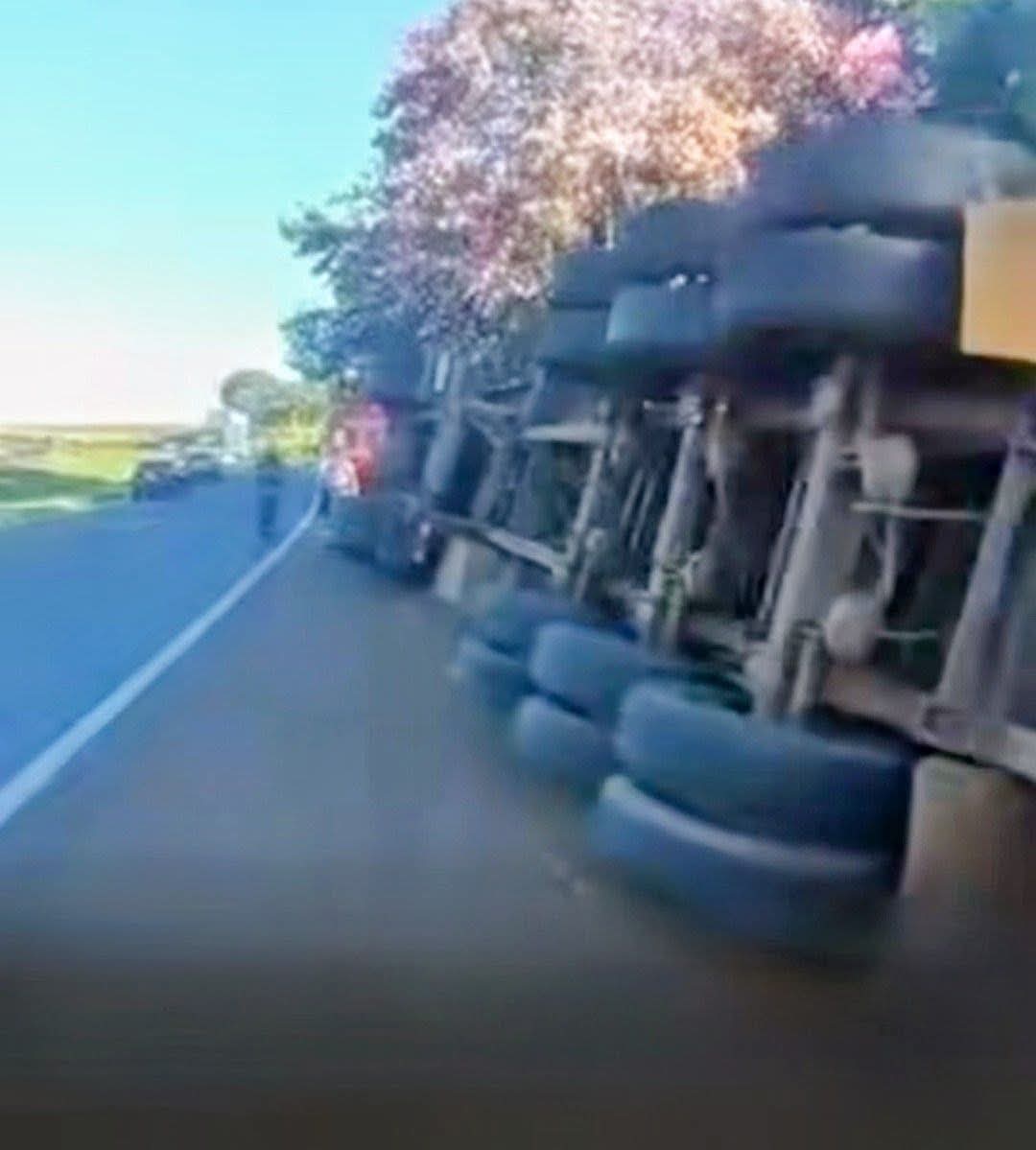 CARRETA COM CARGA DE MACARRÃO TOMBOU NA RODOVIA