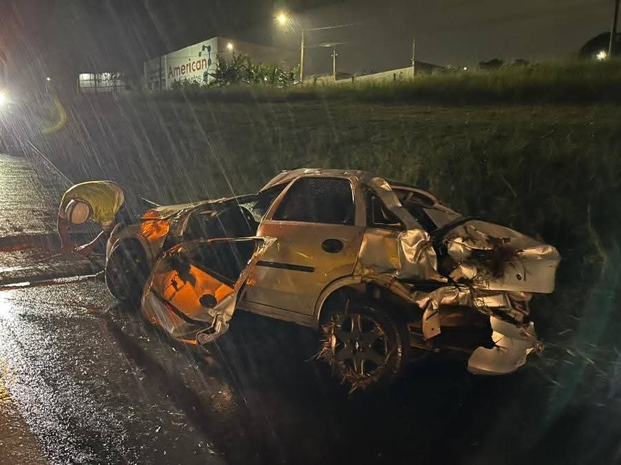 CARRO CAPOTOU APÓS COLISÃO COM UM CAMINHÃO